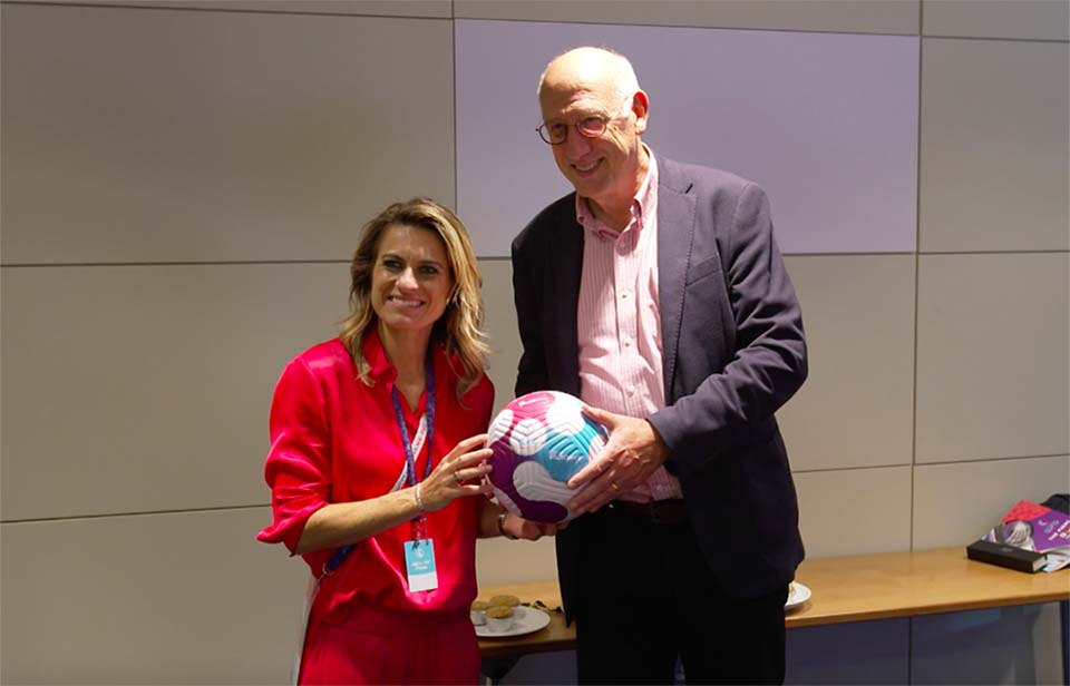 After the Final, UEFA ambassador Karen Carney handed over an official match ball to Hisense representative Howard Grindrod, VP of Hisense UK